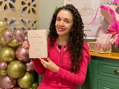Ex-aluna da UNIASSELVI celebra o Dia Nacional do Escritor inspirando novos autores